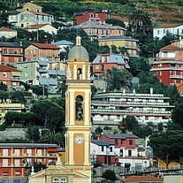 Häuser von Moneglia mt Kirche