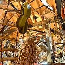 Wrackmuseum mit Beutestücken von der Decke