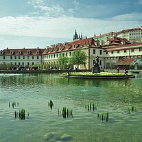 Blick vom Waldsteinpalais zur Burg
