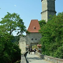 Pisek-Tor mit dem Übergang