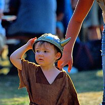 Junge mit Wikinger Helm