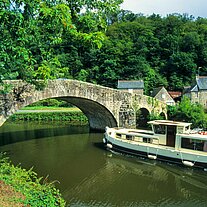 Brücke über die Rance bei Lehon mit Hausboot