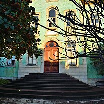 leeres Haus mit Kakteen im Abendlicht