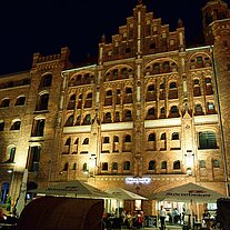 Lagerhäuser im Hafen am Abend