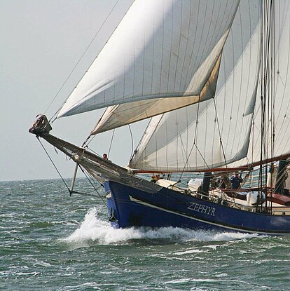 Die Zephyr unter Segeln