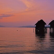 Sonnenunterg. m. Pfahlbaudorf Unteruhldingen